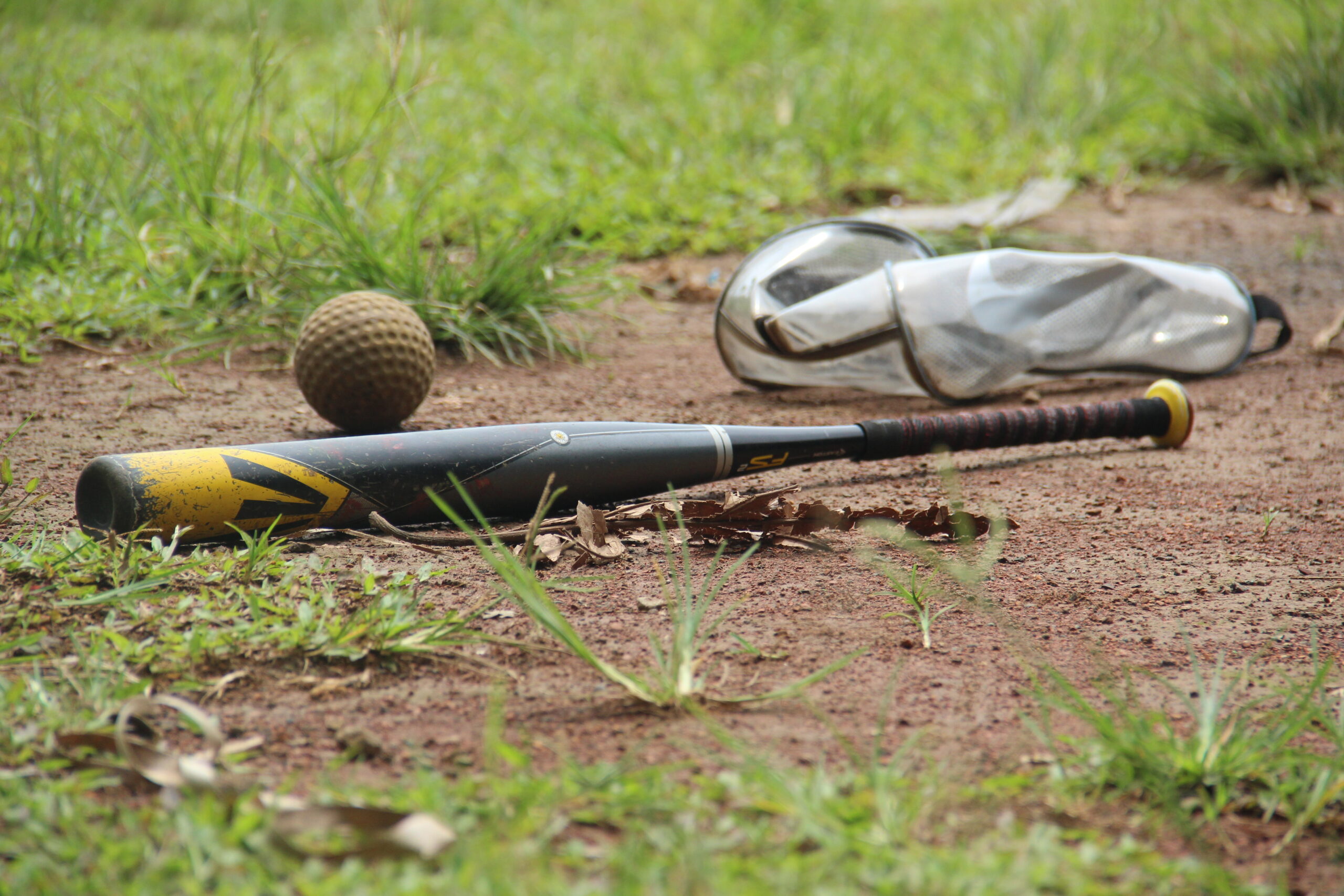 perlengkapan olahraga softball